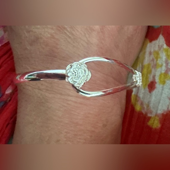 New~Silver Rose Bracelet - Picture 3 of 5